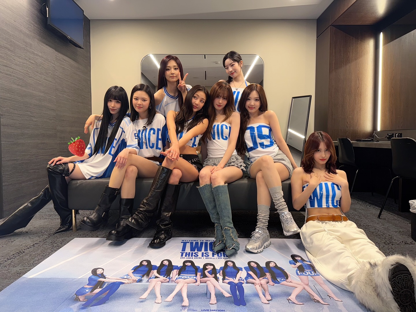 彩瑛自10月起即缺席巡演,TWICE 8名成員完成馬來西亞、雪梨、墨爾本站演出,本周末將在高雄世運主場館演出兩天。(翻攝TWICE IG)