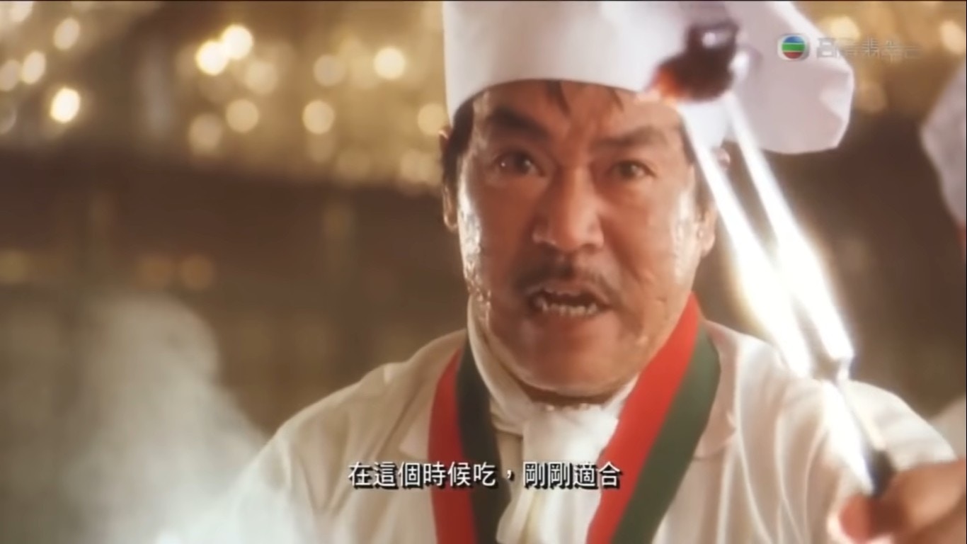 在周星馳電影《食神》中飾演「楊師傅」的陳志成,片中因為太醜而被判定落敗。(網路圖片)