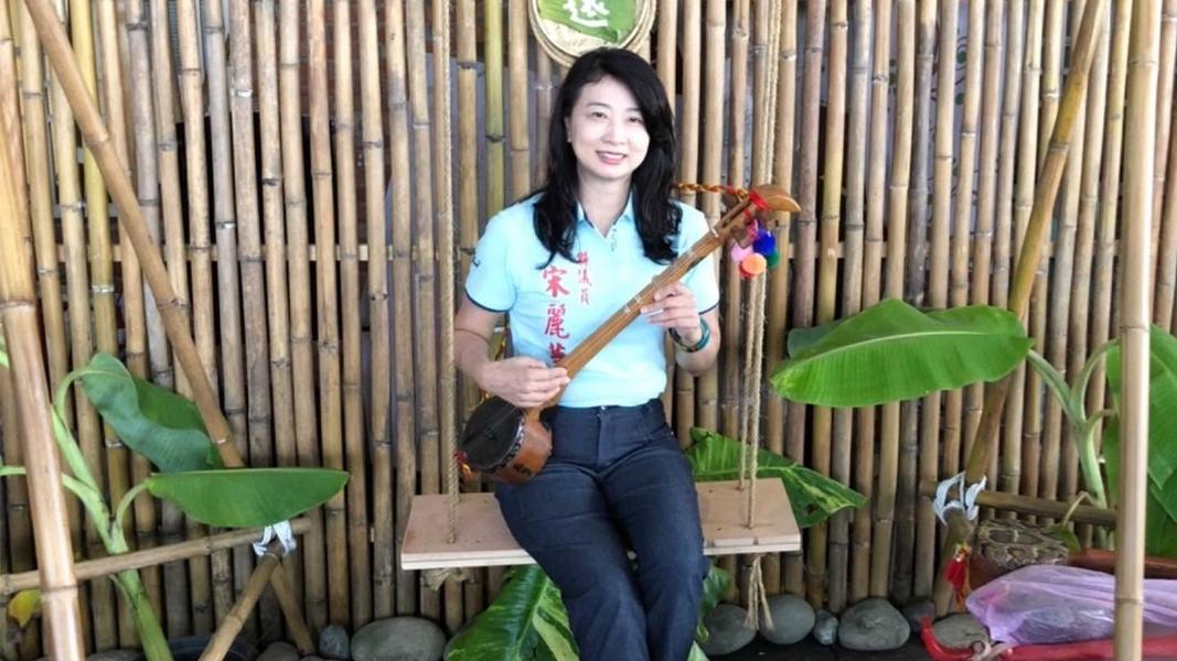 屏東縣議員宋麗華因涉入丈夫鄭任祐的專利詐欺洗錢案,高雄住處遭檢警搜索並扣得上千萬現金及珠寶,檢方複訊後已向法院聲請羈押禁見。(翻攝自宋麗華臉書)