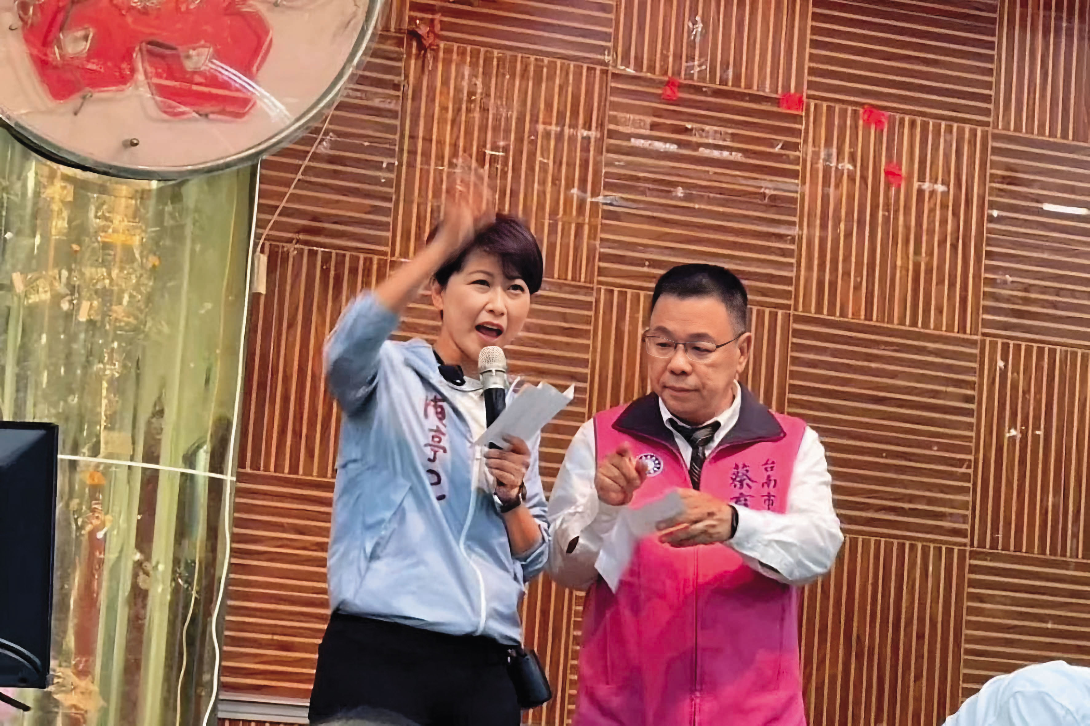 民進黨立委陳亭妃(左)積極爭取台南市長黨內提名,卻被爆結合國民黨議員蔡育輝(右)操弄綠營初選。(讀者提供)