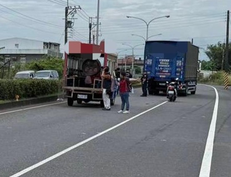 宜蘭頭城有廟宇舉行遶境,其中一輛貨車後車斗突然有鞭炮掉進去,車上的江姓老翁嚇得跳車,不慎遭後方神轎車撞上,命危送醫。(翻攝畫面)