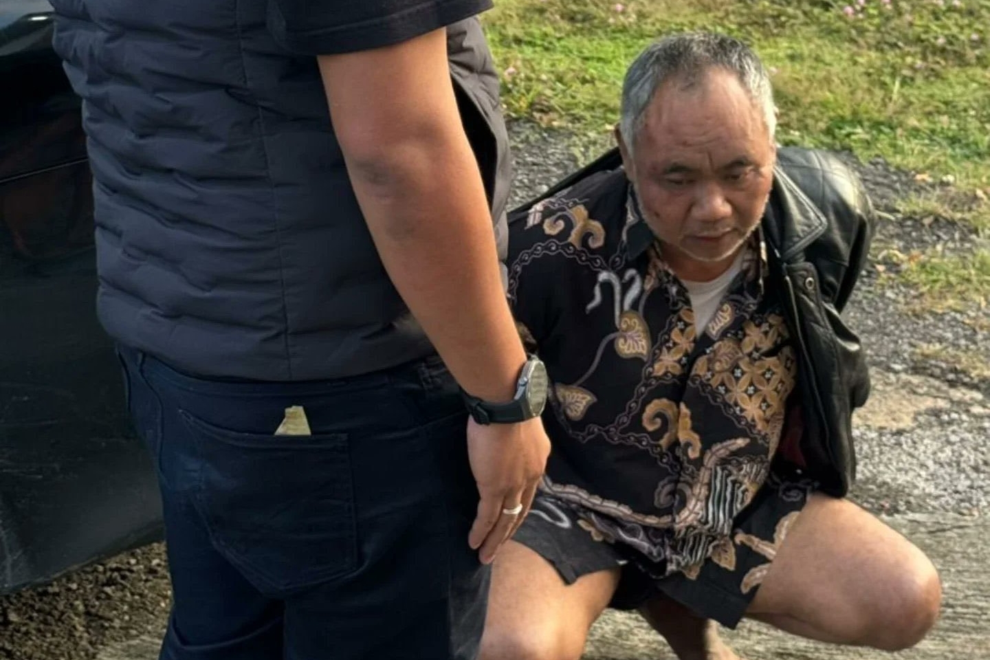 寄宿學校負責人阿沙里在被列為嫌疑人後甚至一度潛逃,最終在躲藏於沃諾吉里的一座清真寺時被警方逮捕。(翻攝自@pengawaswni24J X)