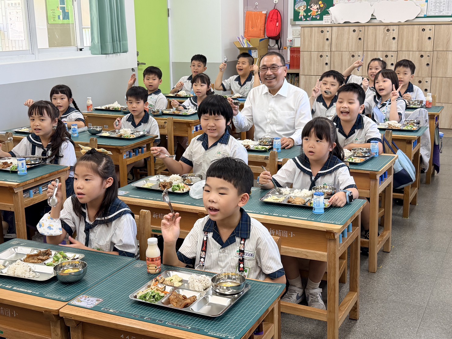 市長侯友宜開學日特別走進校園關心供餐情形,與學童一同用餐,品嘗融入在地食材的特色午餐