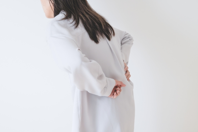 日本一名女子長年睡起來後腰酸背痛,怎麼樣都治不好。(示意圖,photoAC)
