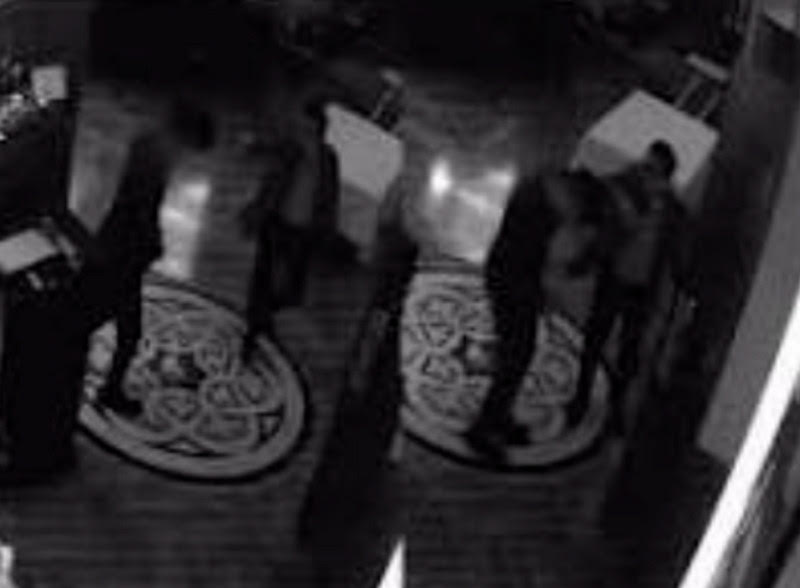 一名西裝男客因不滿餐廳服務,當眾飆罵已經低頭致歉的勞瑞斯牛排館員工,並出手動手打人。(翻攝threads@lawrystaipei)