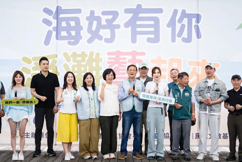 新北市信賴慈善志工協會與民視文教基金會舉辦「海好有你.淨灘藝起來」公益淨灘活動,號召近千位志工熱情參與,並邀請多位知名八點檔藝人共同投入海洋保護行列。新北市信賴慈善志工協會提供)