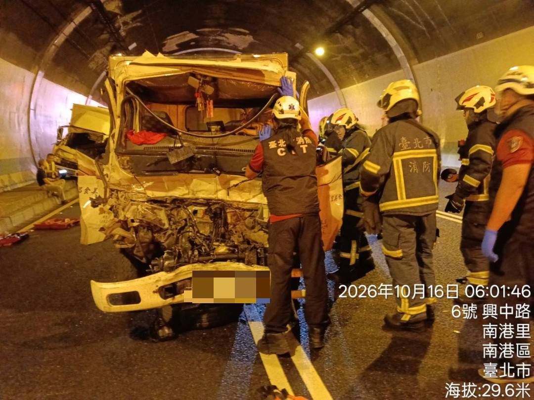 陳男駕駛的小貨車因前後追撞夾擊,造成雙腿骨折一度受困。翻攝畫面