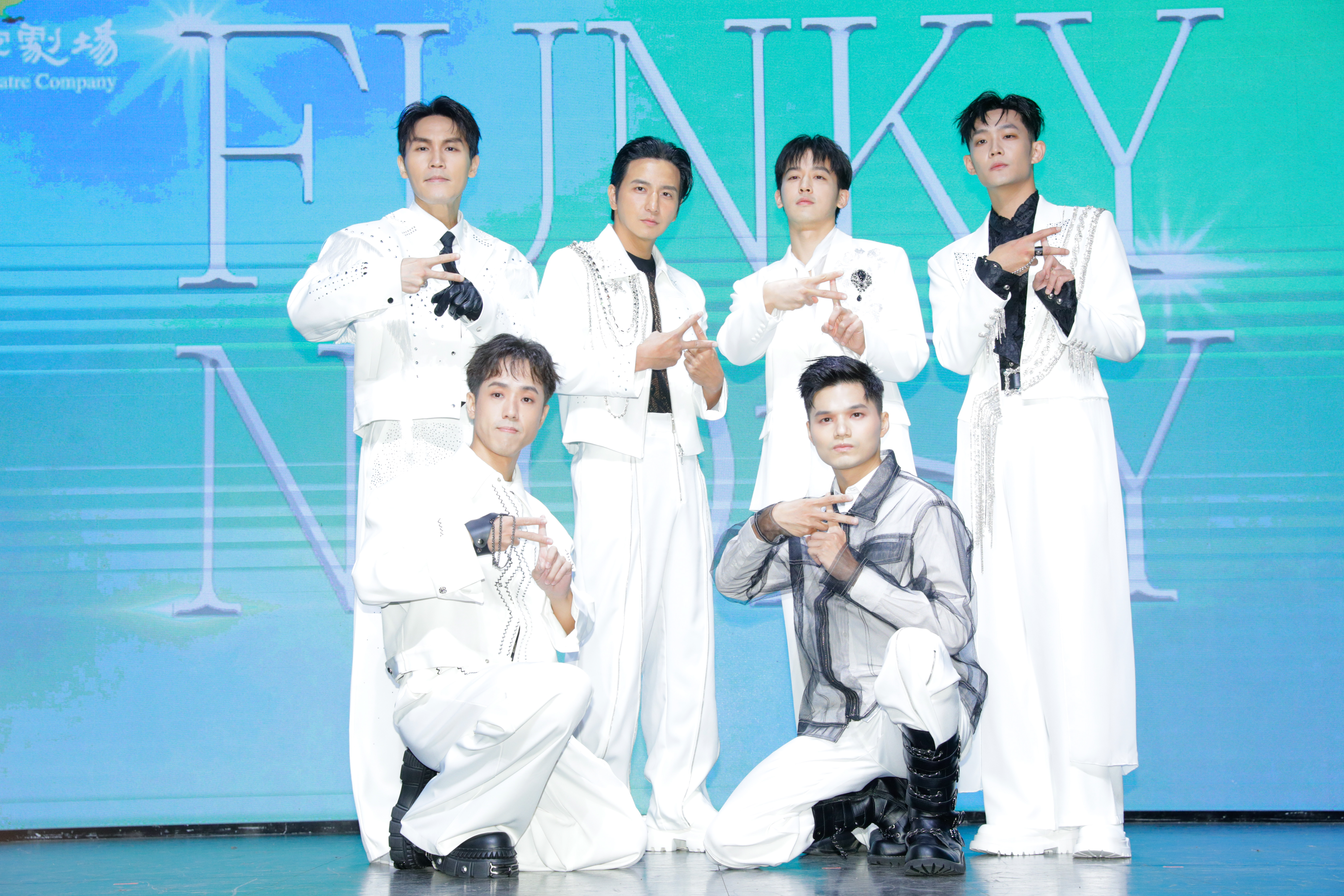 果陀新作《Crash, Boom Boom Love!》男團FUNKY NOiSY由6位成員組成,周定緯(後排左一起順時針)、小煜、小樂吳思賢、高胥崴與張宇勝及黃盛煜。