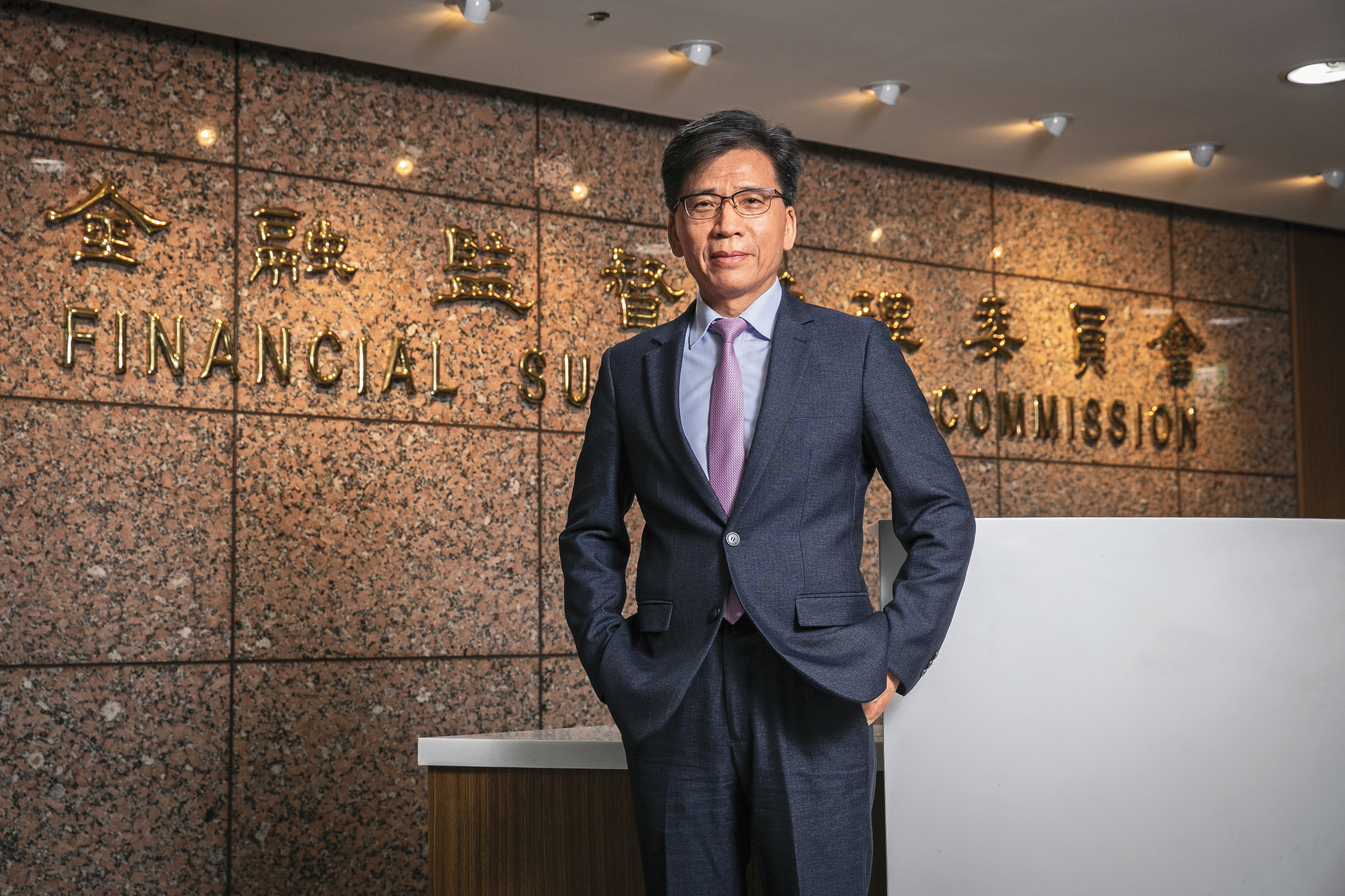 被業界譽為「最接地氣的主委」;在同事口中對他形容的最大公約數是,「他總強調我們是team work(團隊)」。