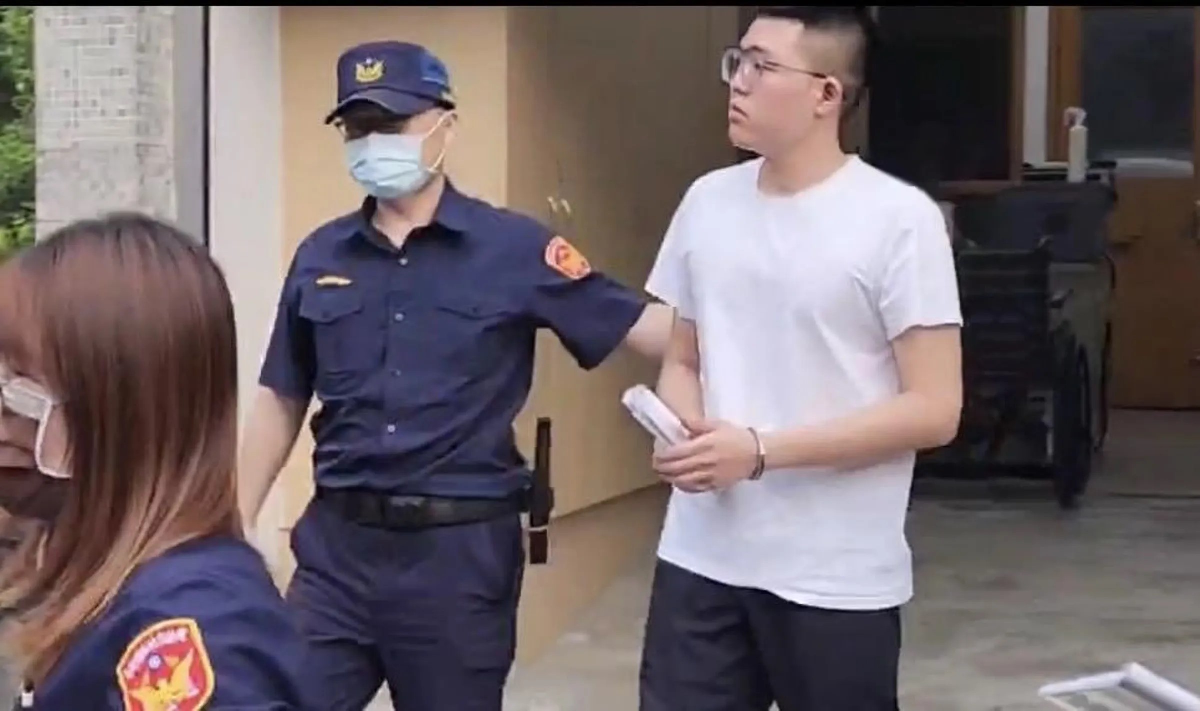 港朝天宮董事長蔡咏鍀之子蔡晉財毆打前立委曾蔡美佐,遭檢方起訴求刑。(翻攝畫面)