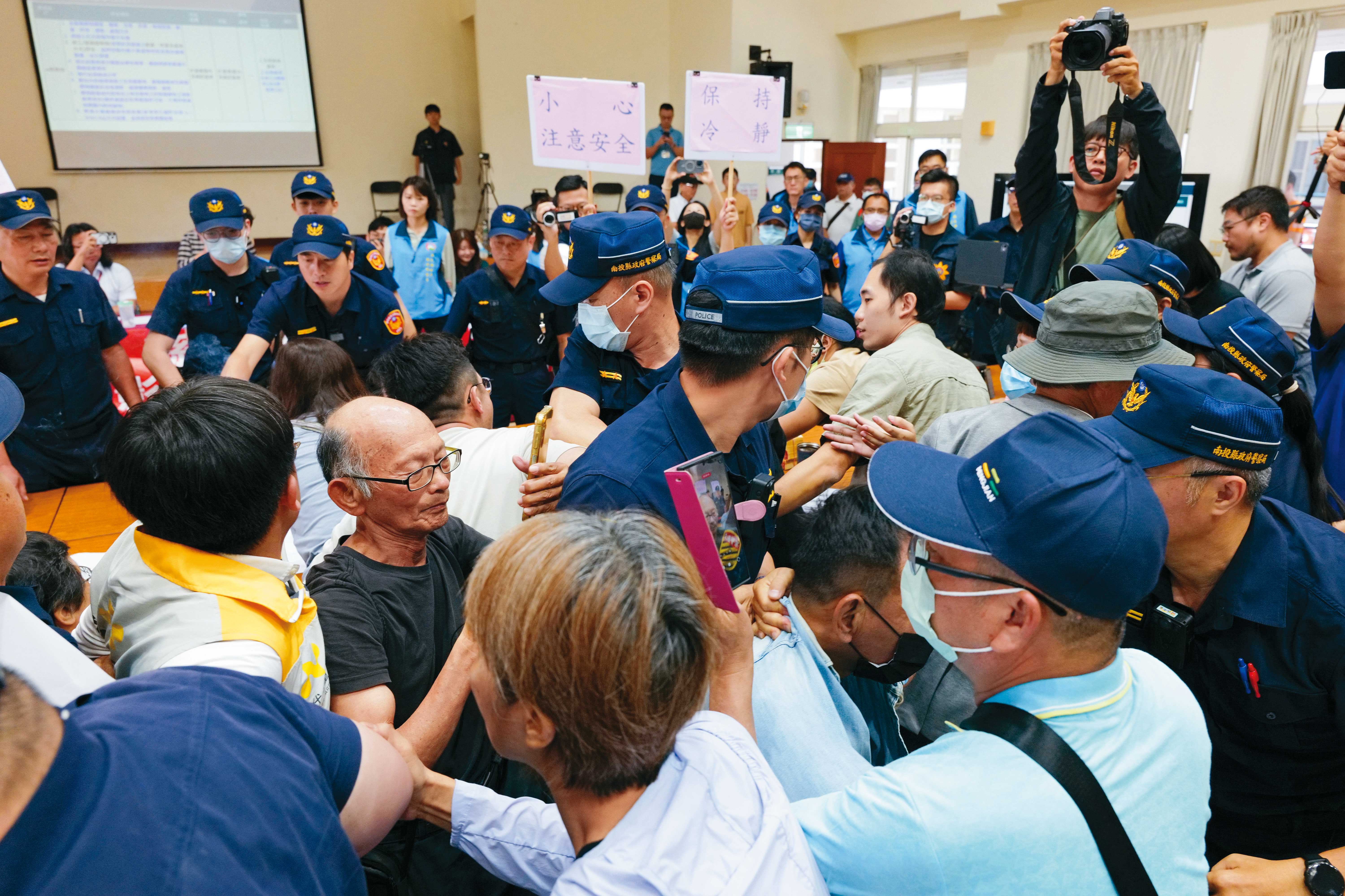 南投縣政府召開焚化爐設立說明會,引發大批民眾抗議,場面混亂。