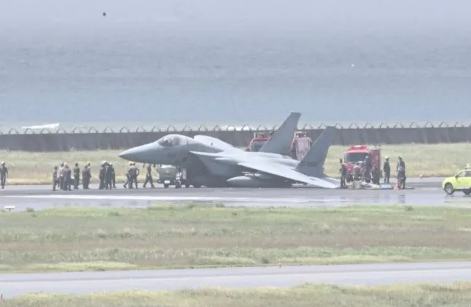 驚險瞬間！日本F-15戰機降落「左翼磨地冒煙竄火」　那霸機場跑道緊急關閉