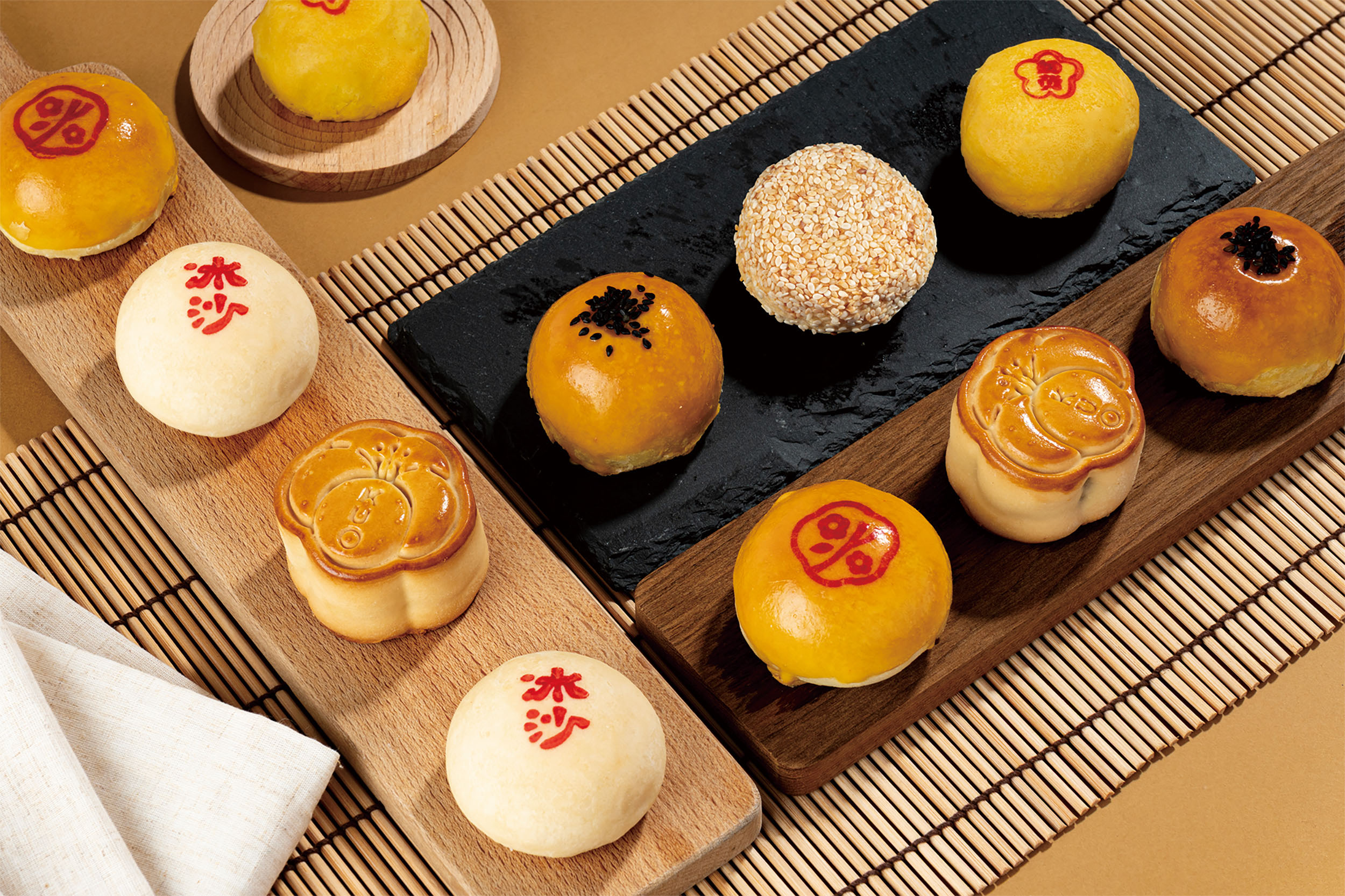 郭元益為品牌160週年特別設計的「時味。島嶼 Taste of Time」禮盒秋節登場,以設計、文字與迷你頂級台式大餅閱讀台灣百年風味。(郭元益提供)