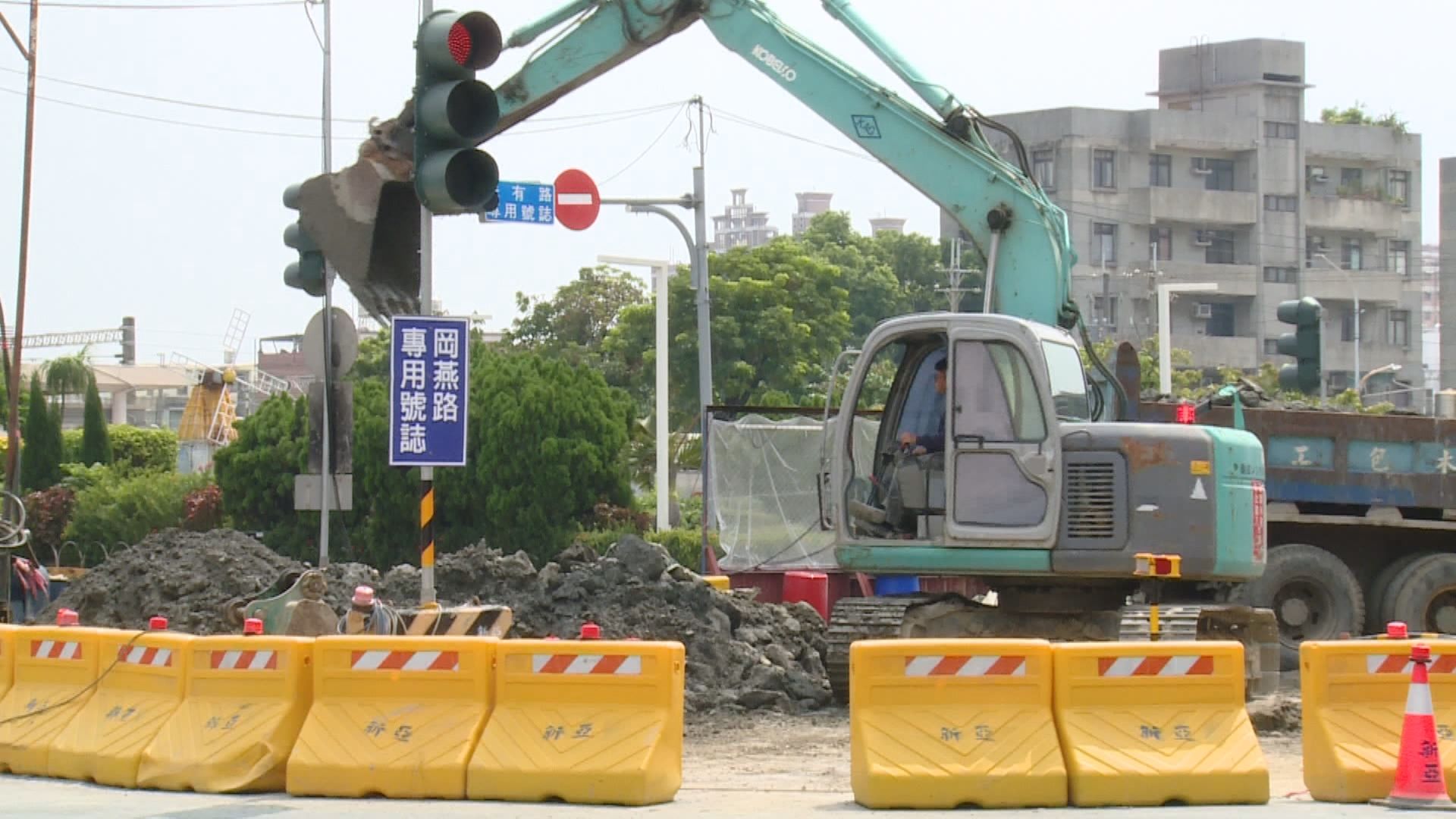 25日高雄捷運在岡山車站附近,因捷運工程導致自來水管破裂。