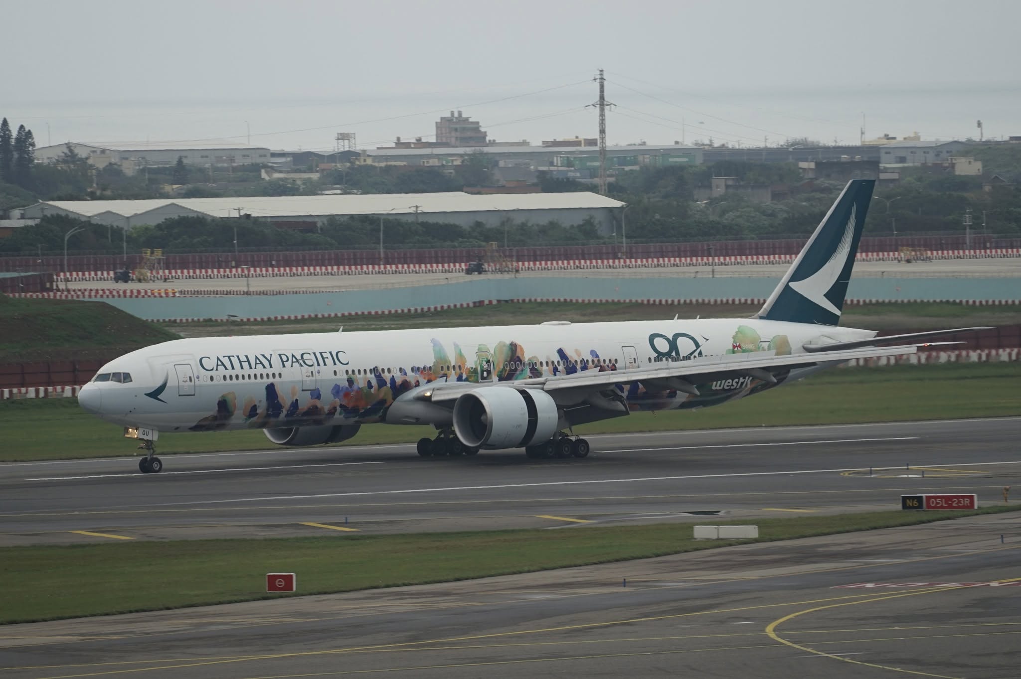 國泰航空宣布,往返杜拜及利雅得的客運航班,將取消至2027年1月31日。(翻攝自臉書@Cathay Pacific)