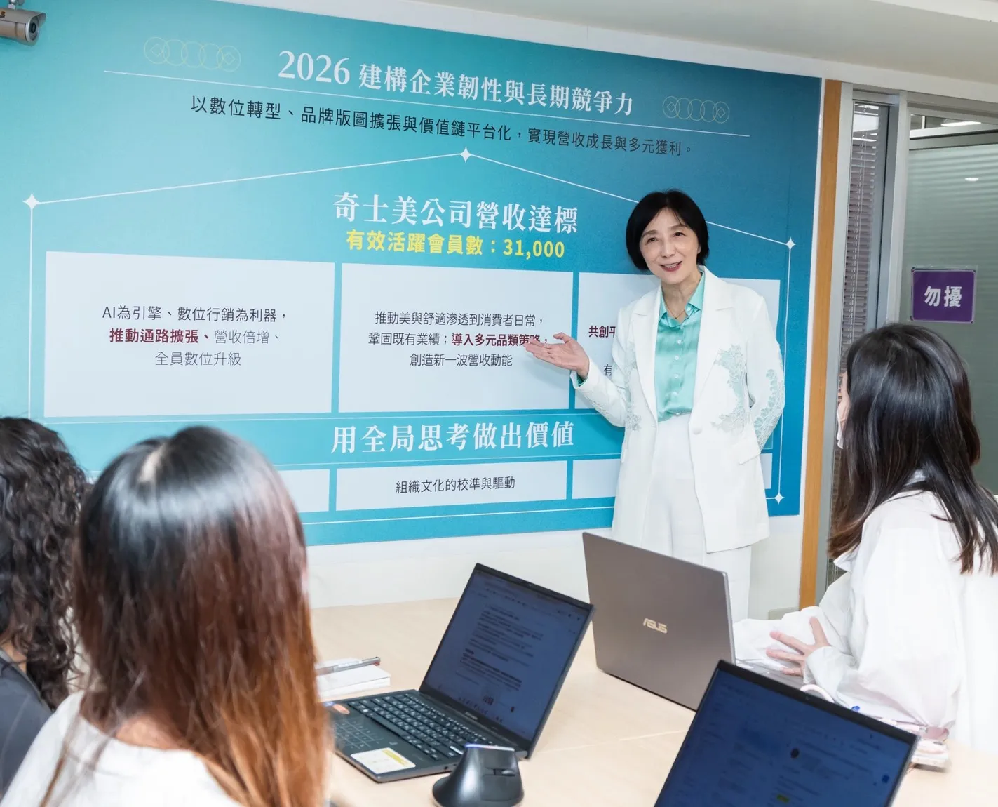 20年仍無敵手的睫毛膏3／理工女總座大膽找男星代言彩妝　劉奕兒壁咚張孝全廣告一播　賣爆衝市占第一 