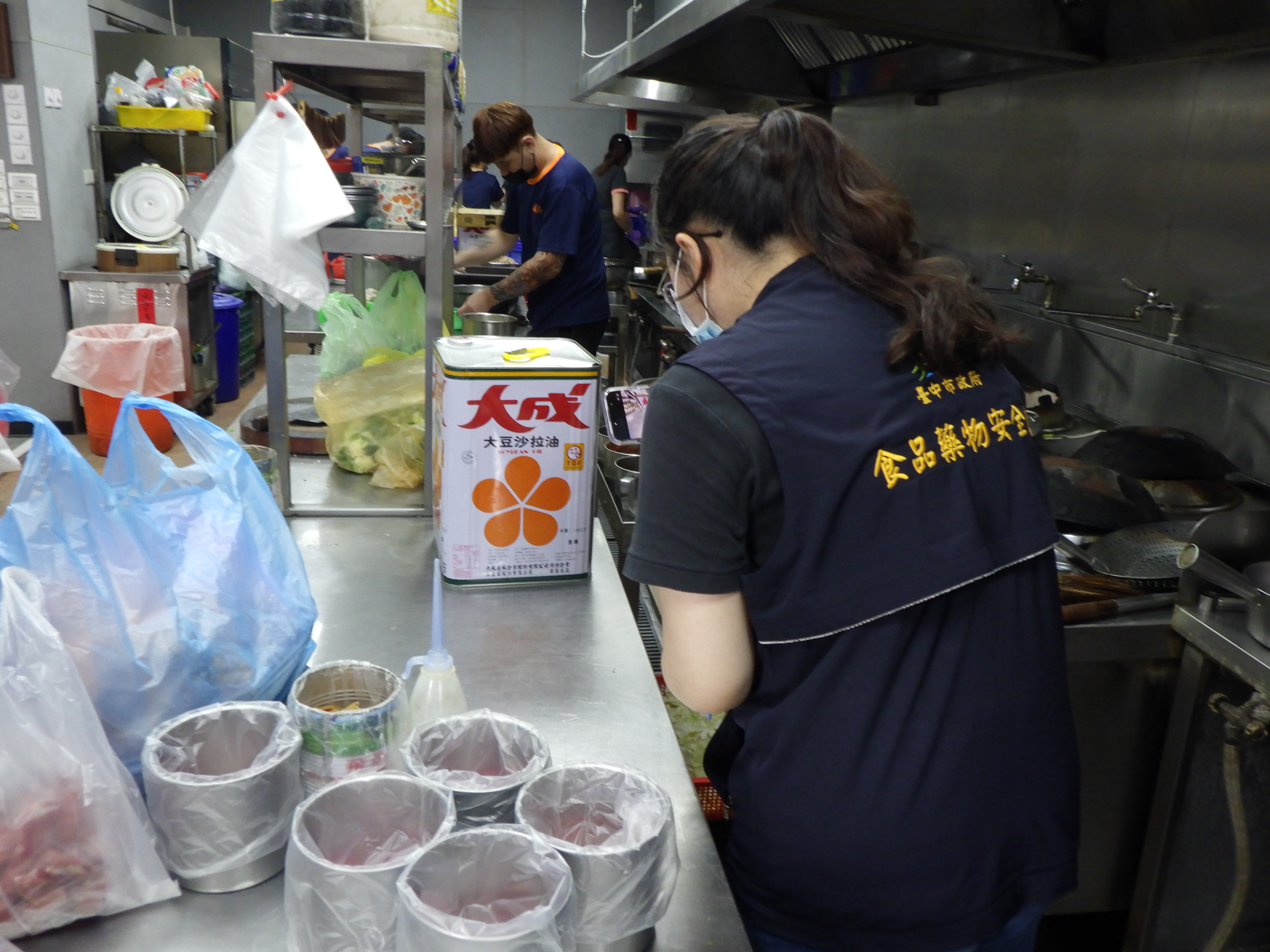 台中市食安處9日公布最新追查進度,指出中聯於4月至6月停工前生產的29個批號油品已全數完成第三方檢驗。(台中市府提供)
