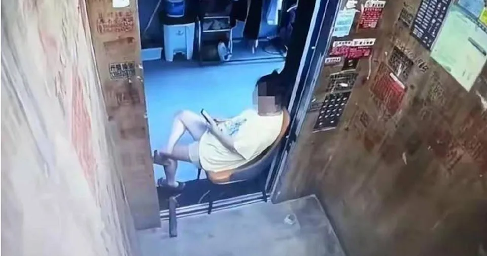 她搬椅子「卡死電梯」霸占當冷氣房！悠哉翹腳滑手機畫面曝光　整棟住戶氣炸