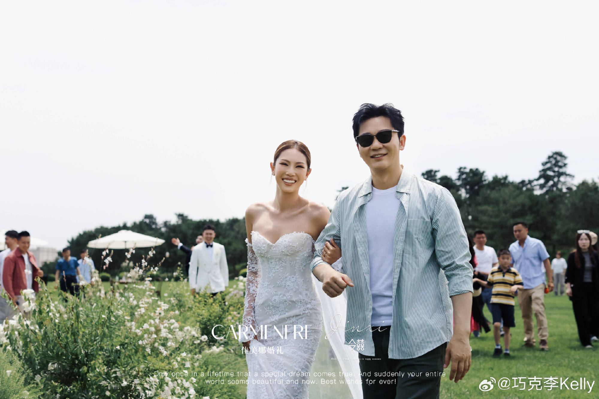 李晨(右)低調參加同父異母親妹李可馨(左)婚禮,大手筆送了2千多萬台幣的保時捷跑車當賀禮。(微博圖片)