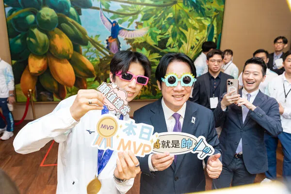 接見亞運英雄玩很大！賴清德與林郁婷拍貼　手拿「哥就是帥」成亮點