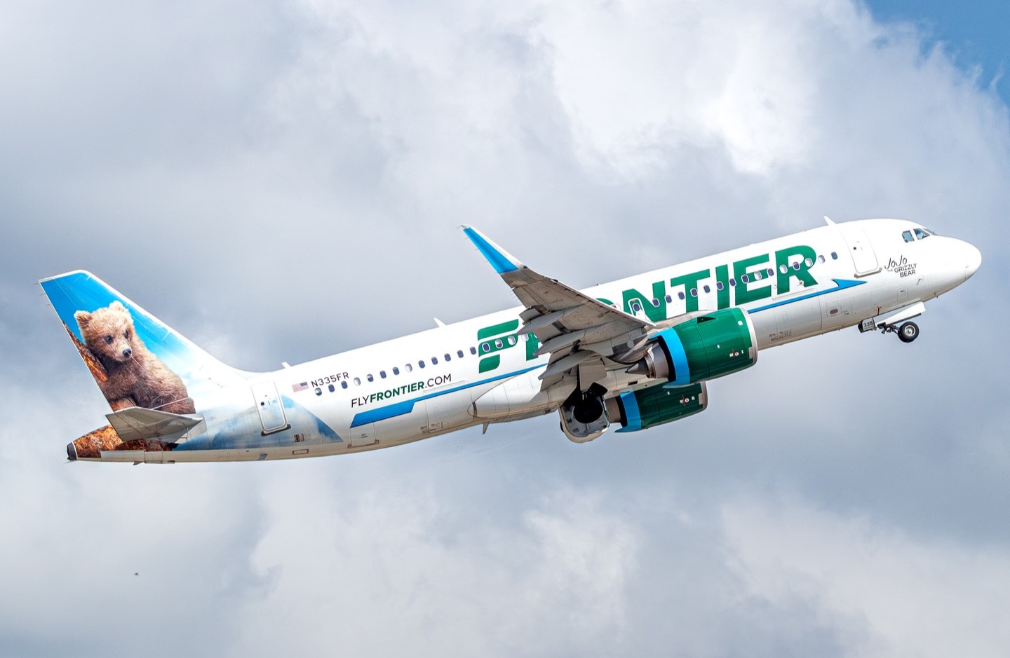 邊疆航空週日晚間一架班機的機艙上看到一個彈匣,導致乘客被迫改搭其他班機。(翻攝自臉書@Frontier Airlines)