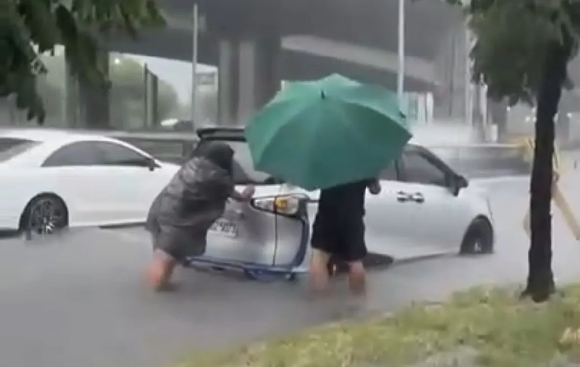 台中豪雨特報　環中路水淹小腿肚！民眾雨中涉水推車