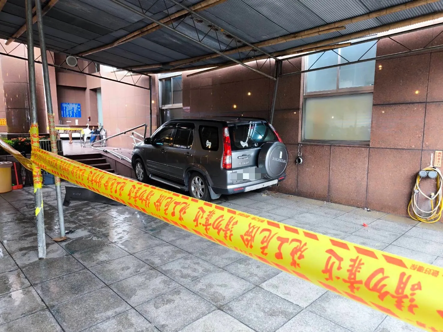 北市慈恩園汽車爆衝  1路人驚險跳開受輕傷