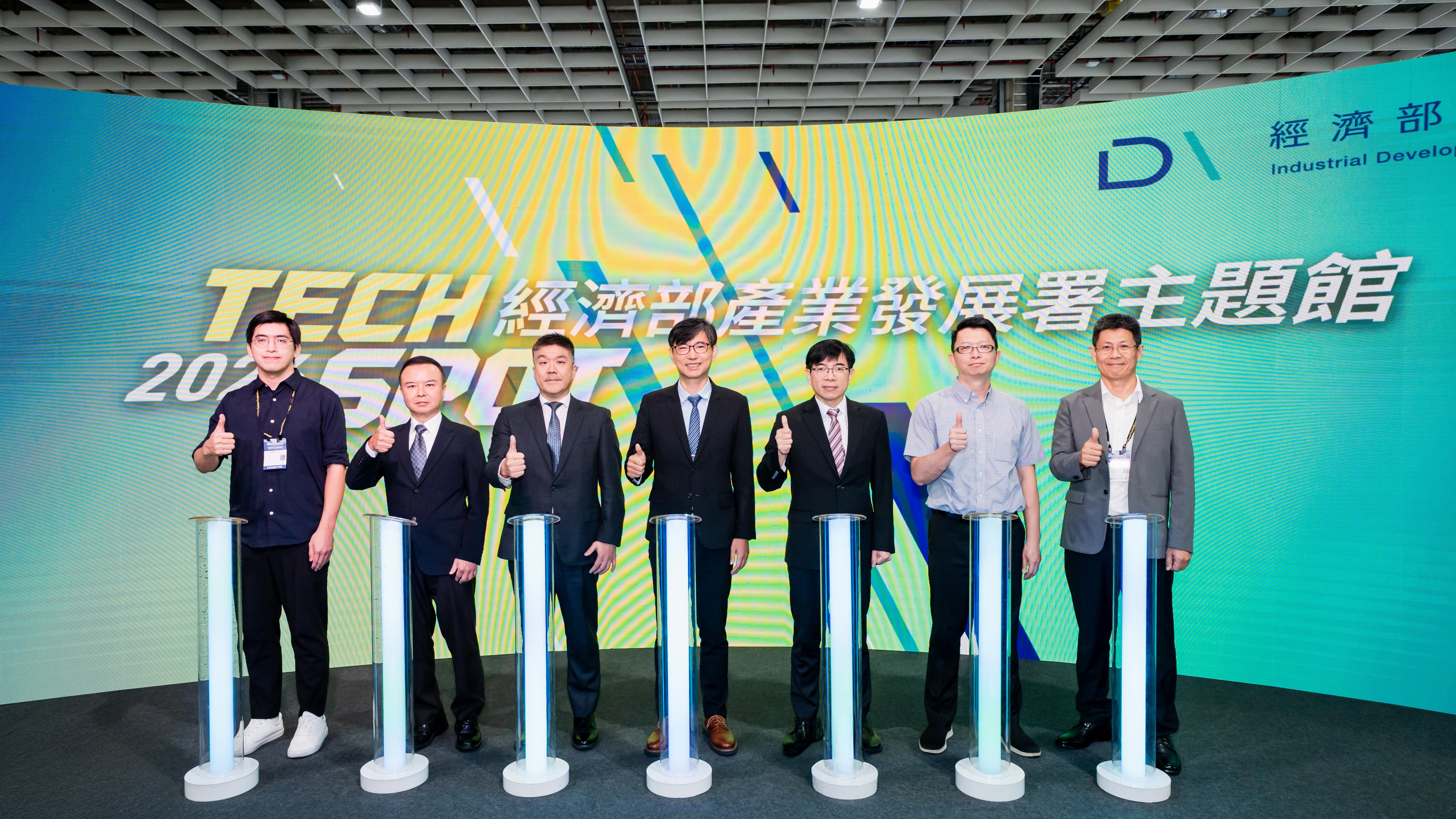 經濟部產業發展署今日於「TAITRONICS & AIoT Taiwan 2026」設立「產業發展署主題館」,並於上午舉行開幕儀式,由產業發展署邱求慧署長(中)與阿比特趙世宗資深處長(右一)、佐臻鄭育鎔總經理(右二)、友達蘇振嘉協理(右三)、紜品盧威廷執行長(左一)、富鴻網呂宗道總經理(左二)、亞洲準譯劉君豪董事長(左三)。
