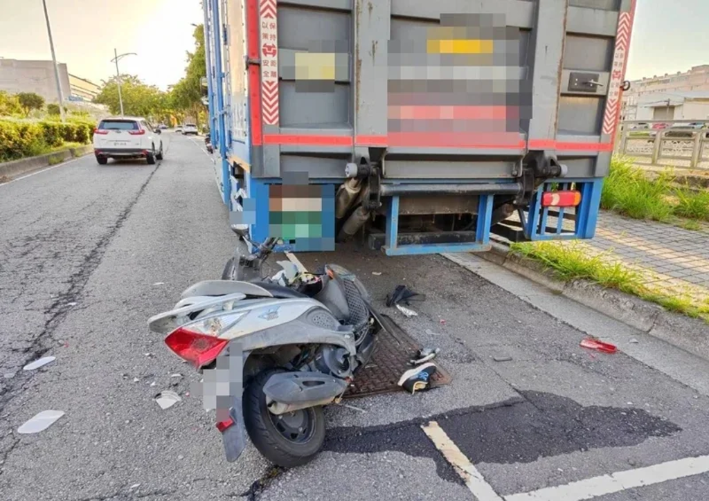 由於撞擊力道猛烈,機車車頭嚴重變形,零件散落一地。(翻攝畫面)