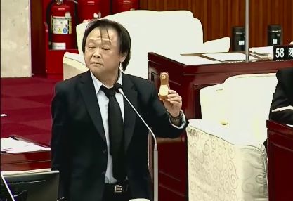 台北市議員王世堅以「質詢送禮」聞名,今準備造型可愛的螺絲起子作為給蔣萬安的見面禮。(翻攝台北市議會直播)