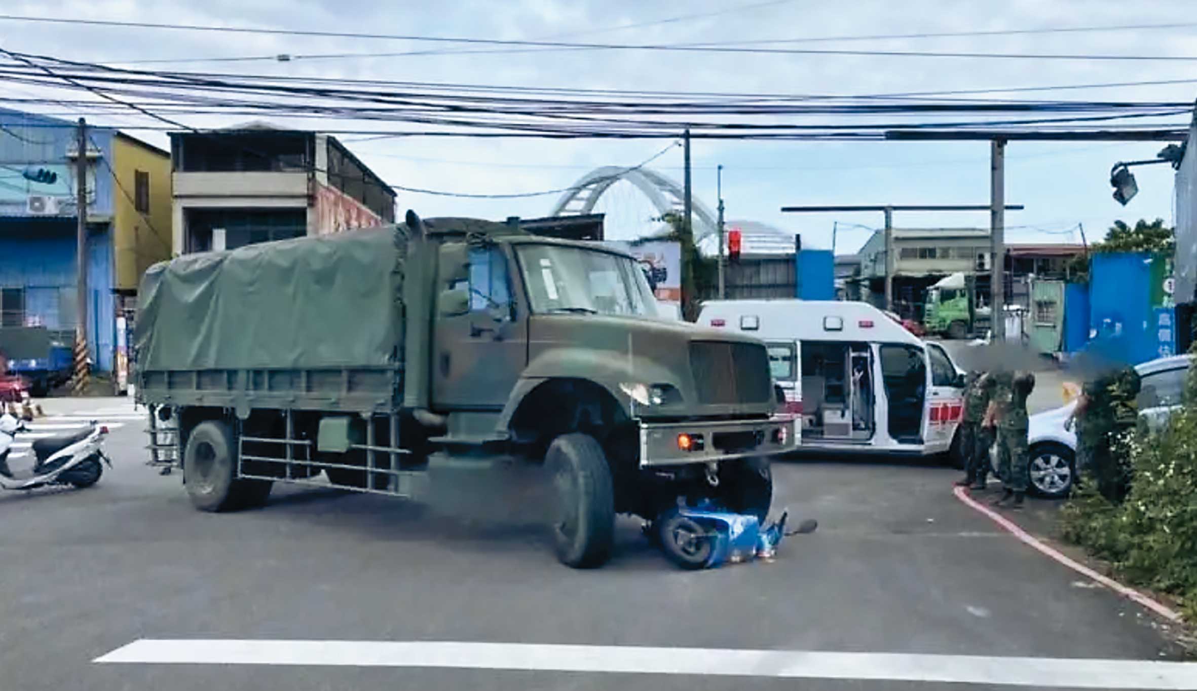3年多前,陳兵駕駛的軍卡車與機車發生擦撞,導致一對母女死亡,如今陳母出面控訴軍方隱匿疏失、冷血甩鍋。(翻攝畫面)