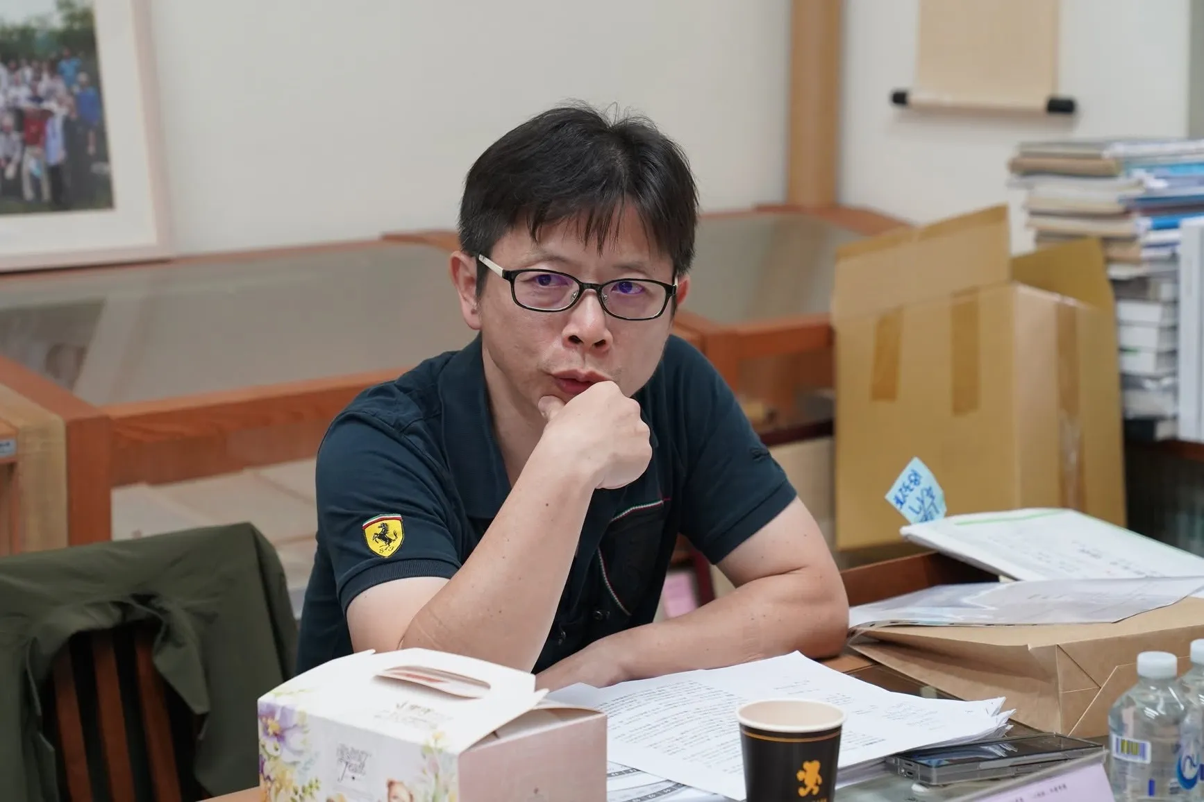「最會說故事」作家課堂表演欲噴發！踹桌嚇出女學生恐慌症　竟賠2本簽名書打發