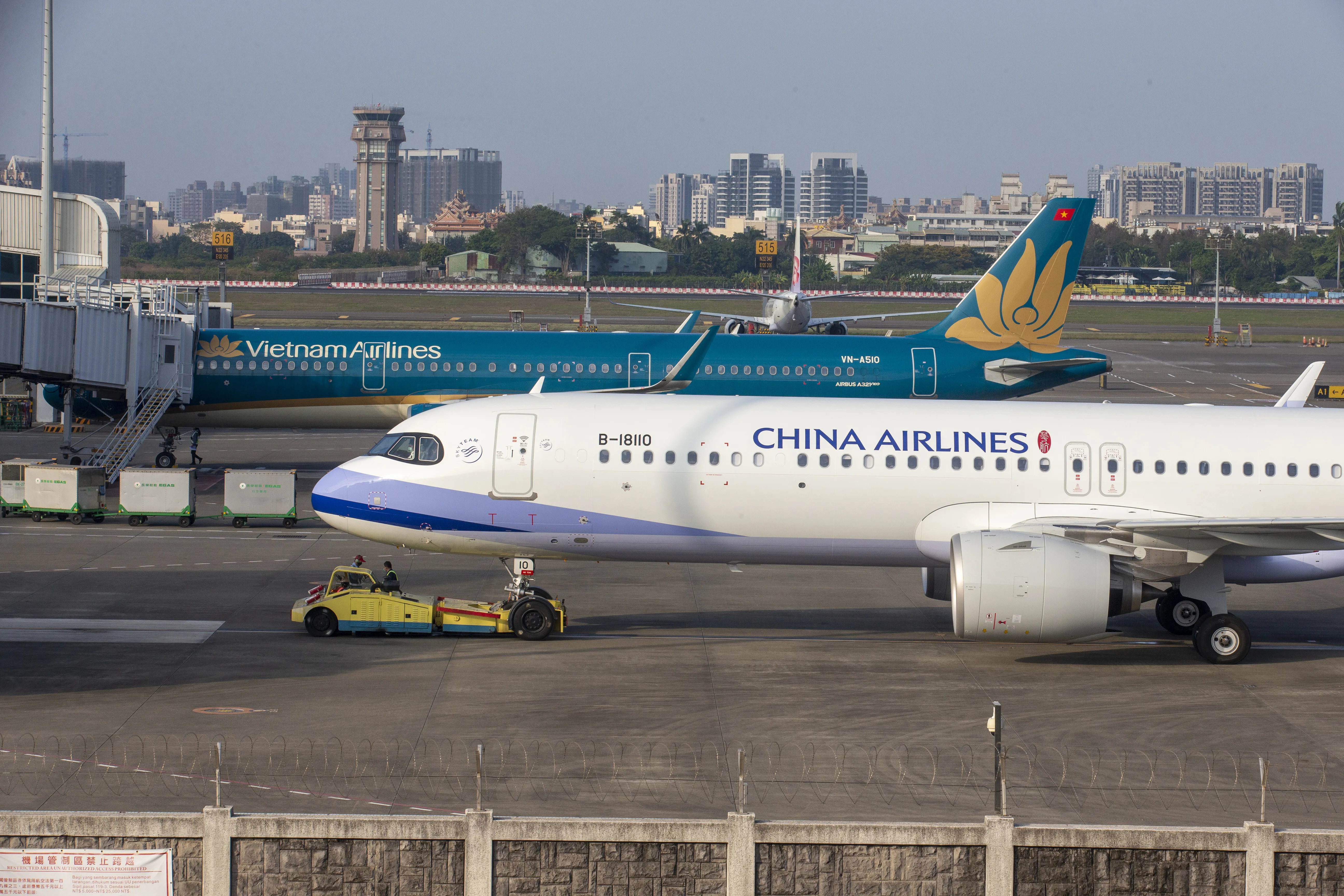 從小港起飛10分鐘驚傳故障！越航空中盤旋4圈急返航　198人候機室苦等