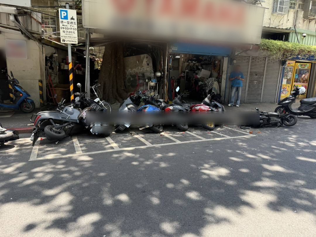 路邊整排機車被保齡球式撞倒。(警方提供)