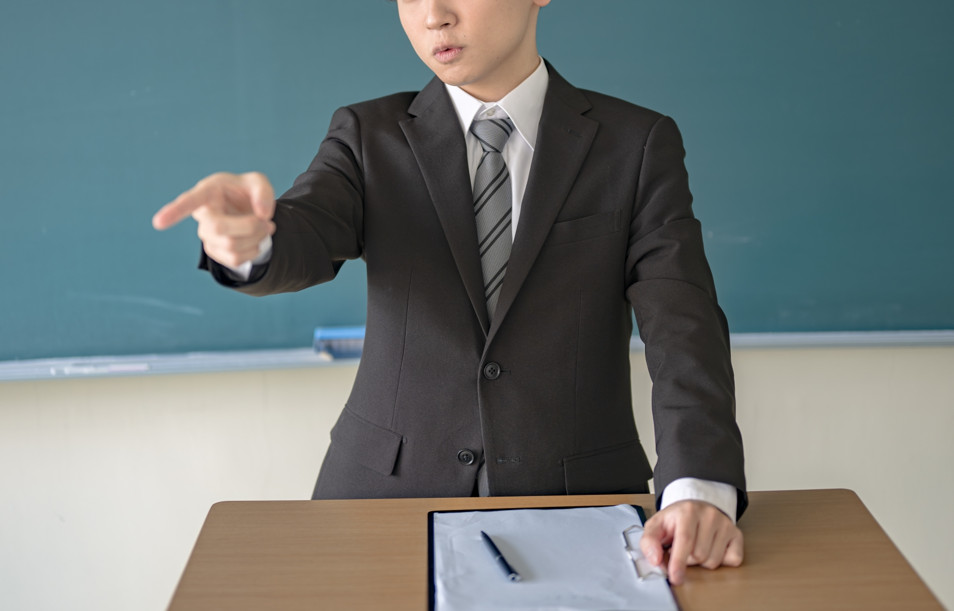 南部一名老師長期面對學生頑劣行徑終於失控踹桌罵人,被家長告上法院。(示意圖,photoAC)