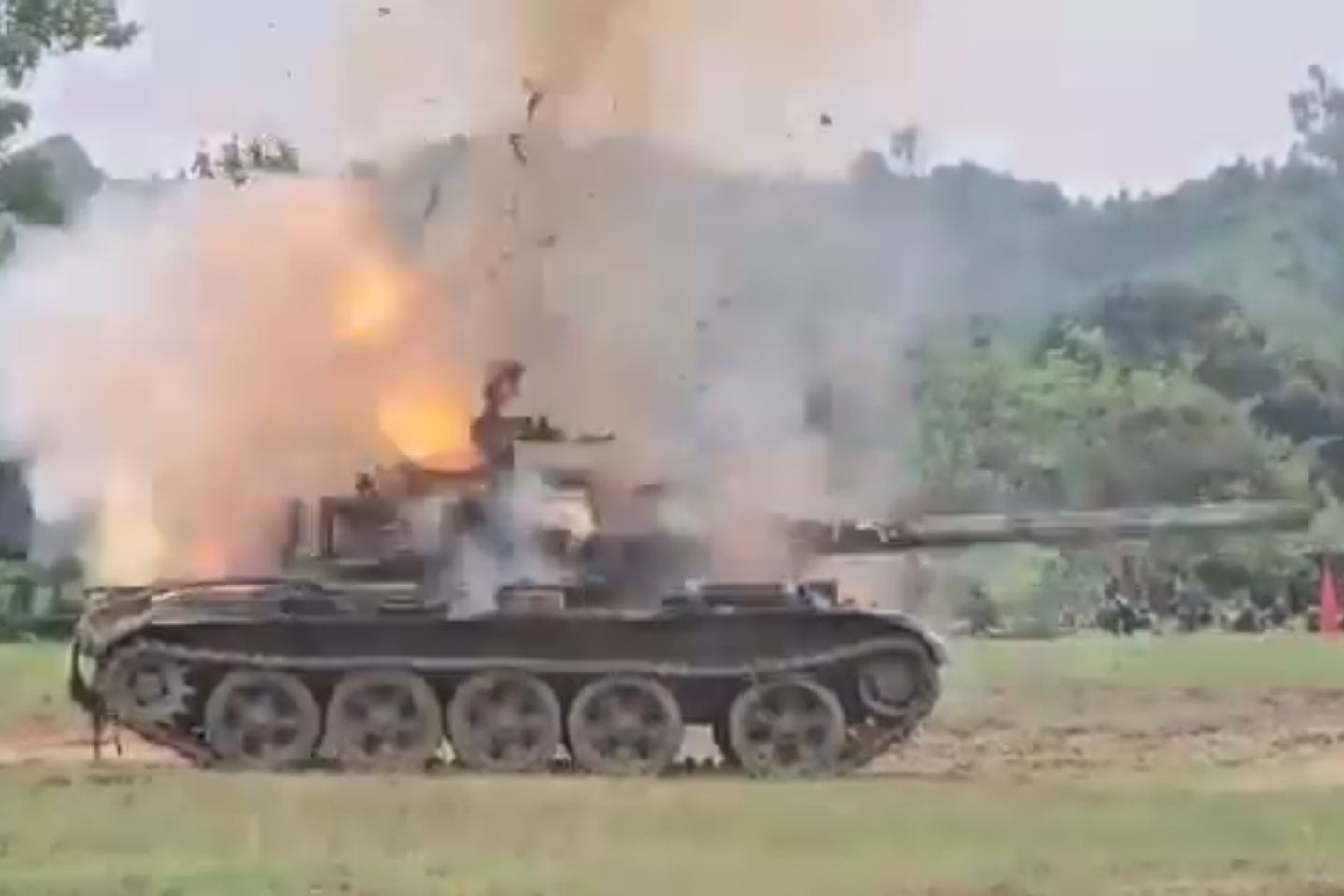 孟加拉陸軍進行戰車實彈射擊精準度測驗時,1輛戰車在開火瞬間突然發生劇烈爆炸。(翻攝畫面)
