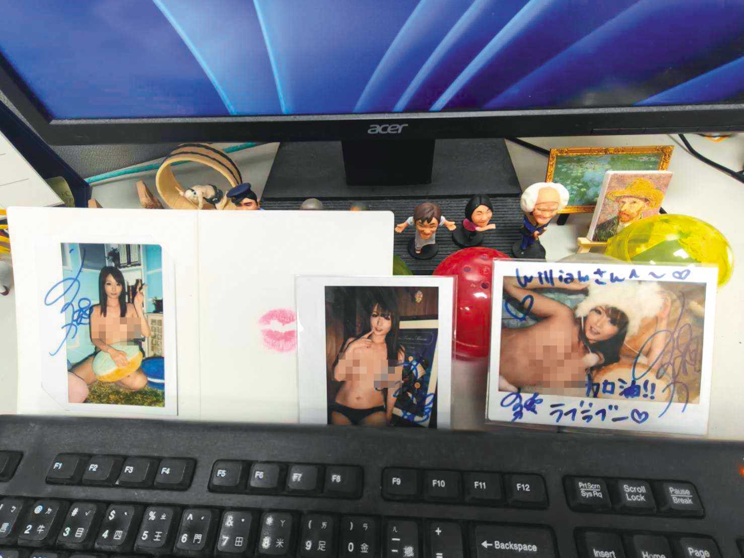 合庫投信投資長王慎中辦公桌上,擺放數張有簽名及唇印的AV女優卡,其中一張並寫著「William(王慎中英文名)さん加油」。(讀者提供)