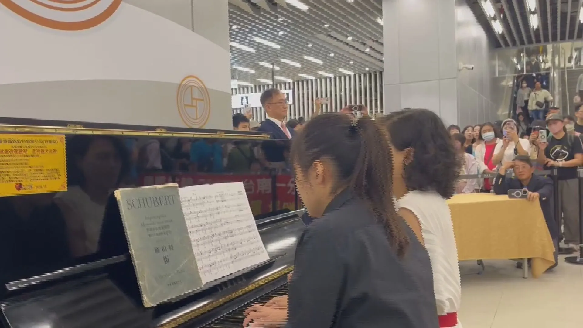 台南車站鋼琴吸民間高手輪番上陣　台鐵幽默澄清：搭車不用先學琴
