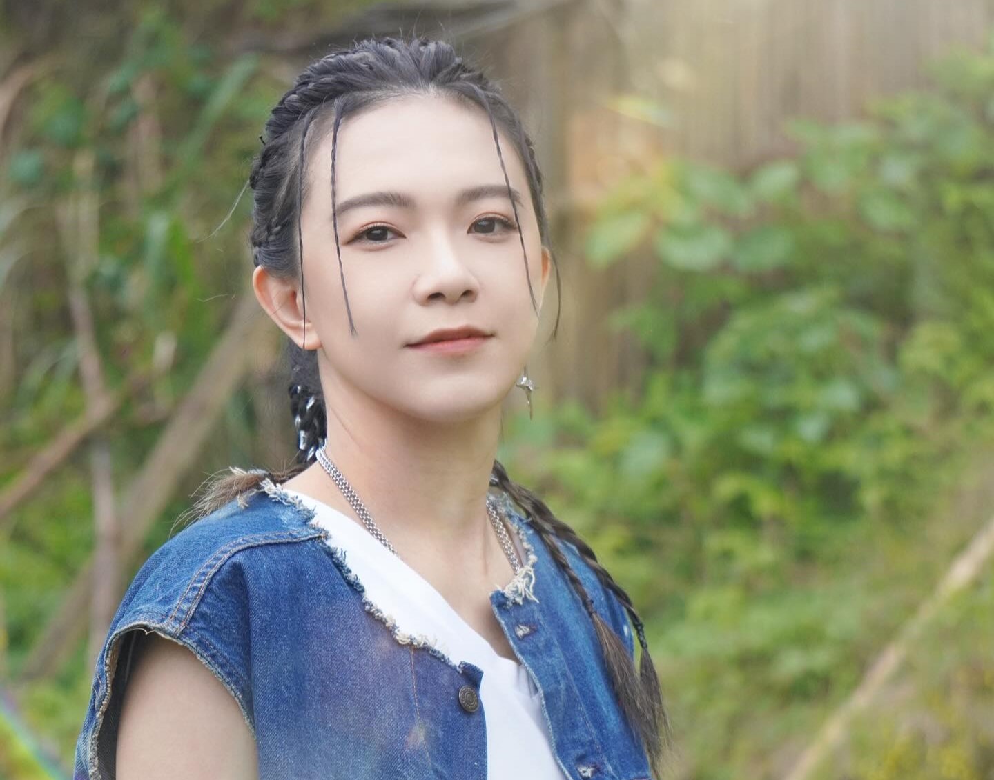 張芸京參加《超級偶像》時曾求問算命師,因對方指稱江明娟對她「作法」而深信不疑,事後發現是誤會,公開道歉。(翻攝自張芸京IG)