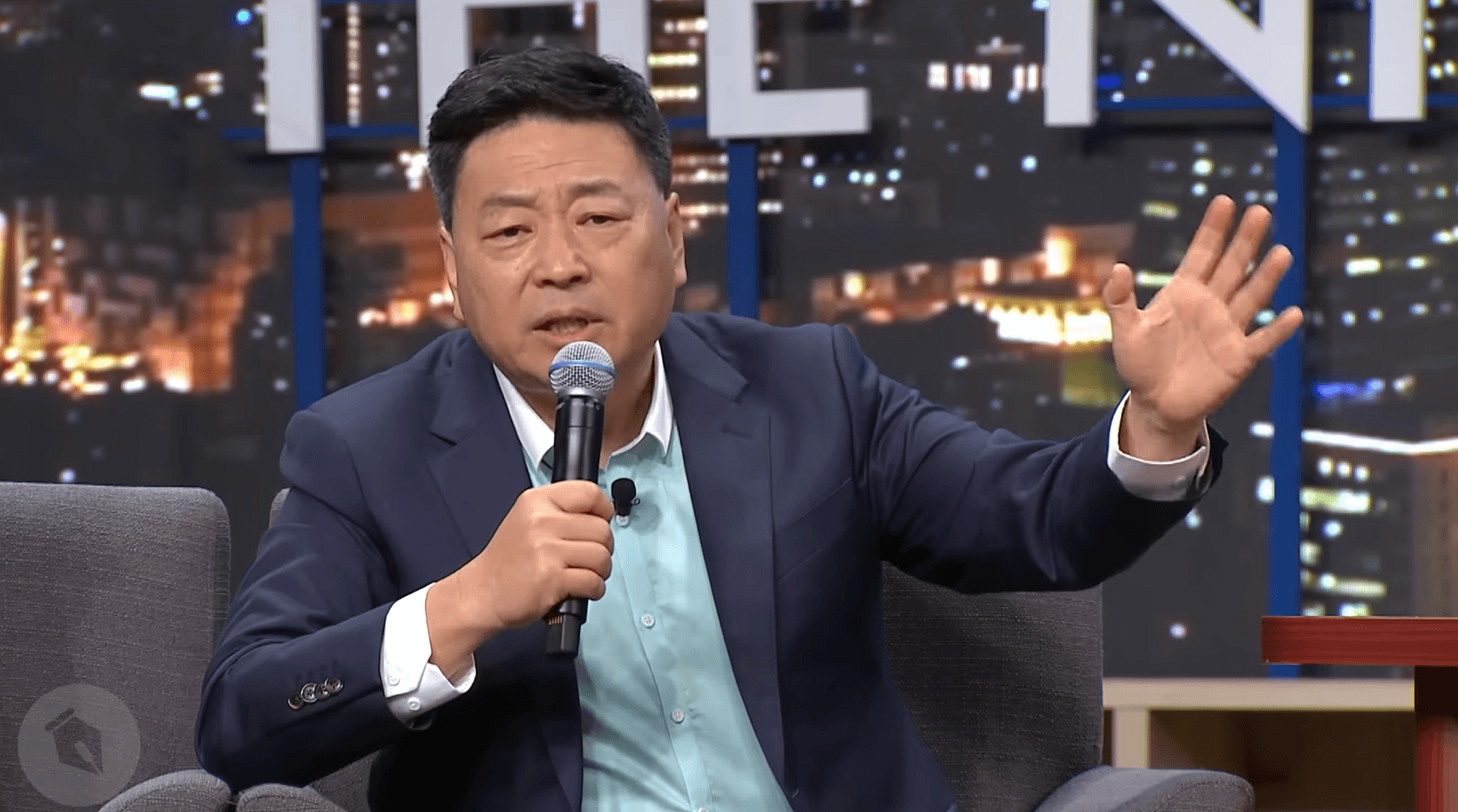 王志安去年以觀光身分來台,卻上脫口秀節目,並發表爭議言論,遭移民署禁止來台5年。(翻攝自賀瓏夜夜秀YouTube)