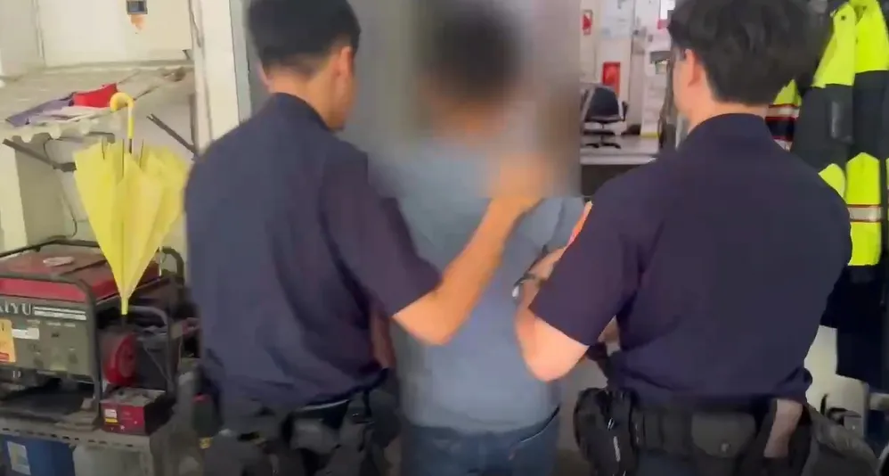 不滿被擋路「竟抄鐵撬開車門」...　前科男狂飆髒話、扯7旬翁眼鏡遭送辦