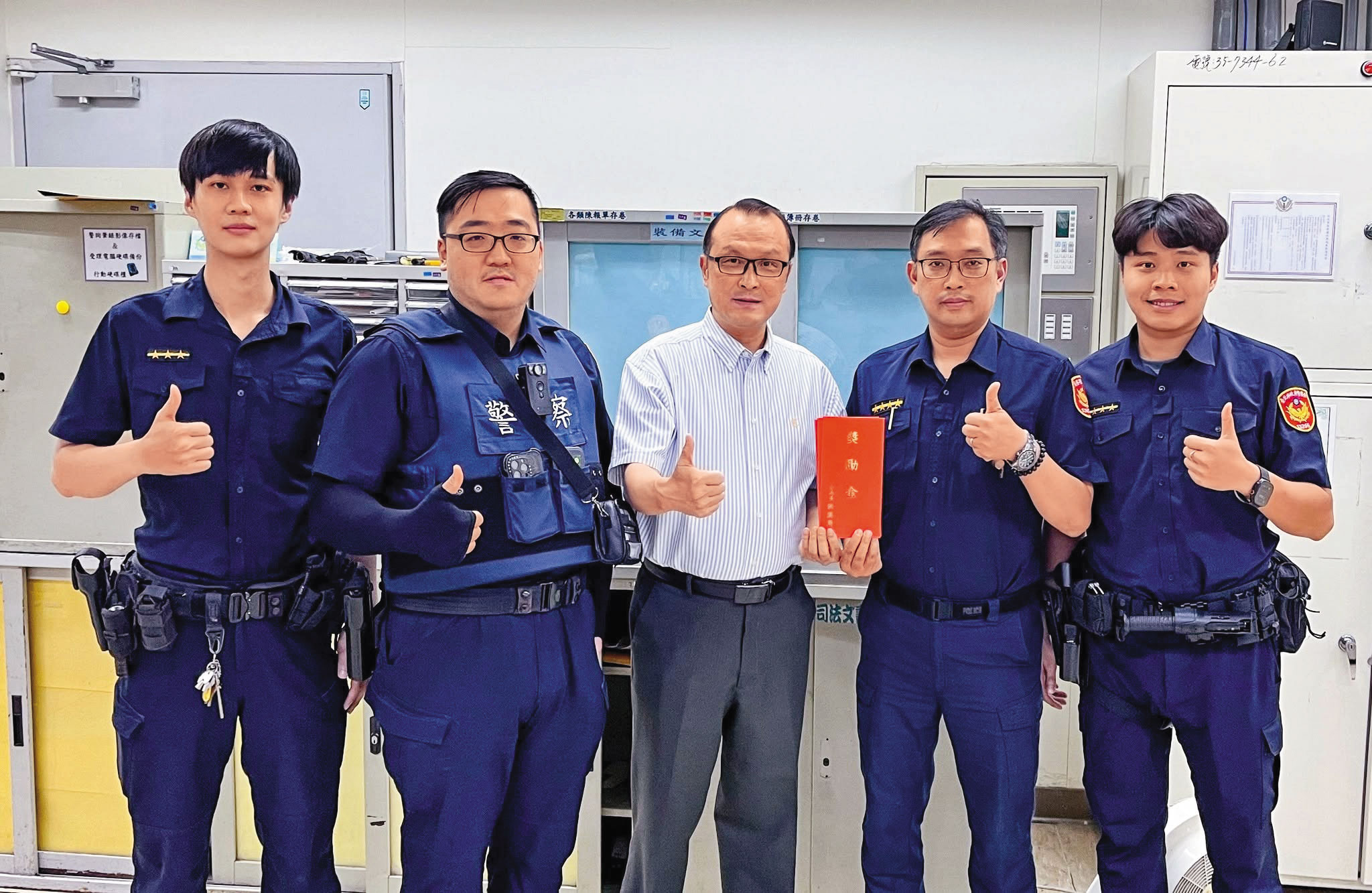 抓毒駕績效飆升,南港分局長洪漢周(中)頒獎勵金。(翻攝南港分局臉書)