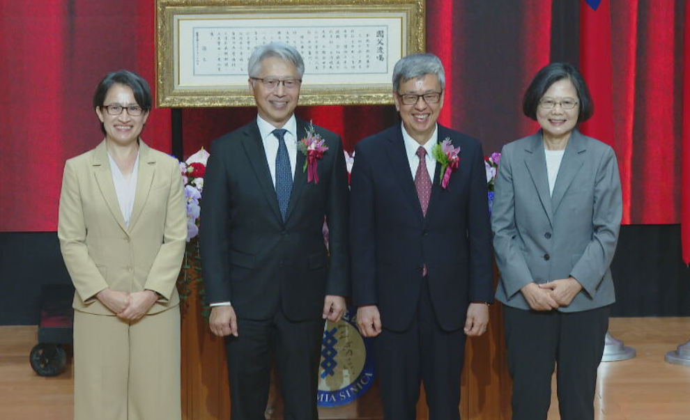 蕭美琴(左起)、廖俊智、陳建仁、蔡英文在中研院長交接典禮合影。