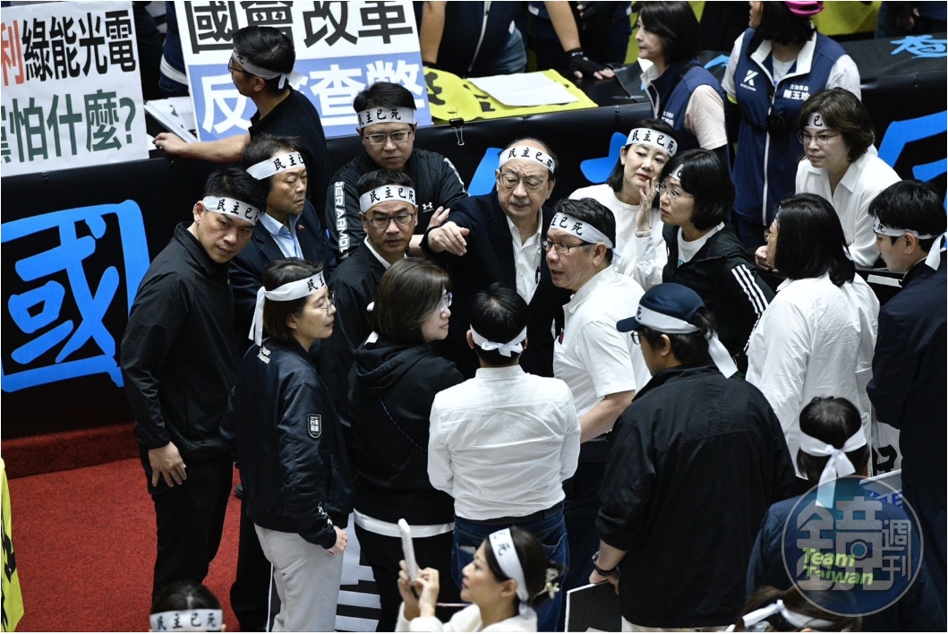 2024年國會擴權爭議時,民進黨團曾製作「民主已死」頭巾。資料照片