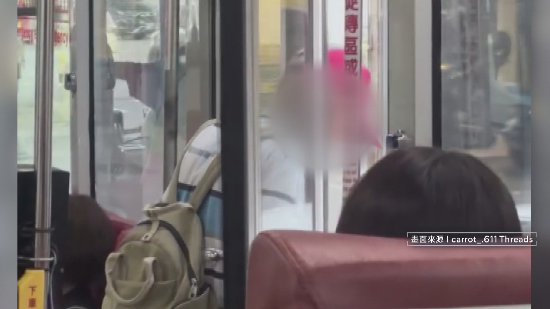 台中市72路公車夾人意外,台中市交通局表示會將此案列入年度營運評鑑重點項目。(翻攝畫面)