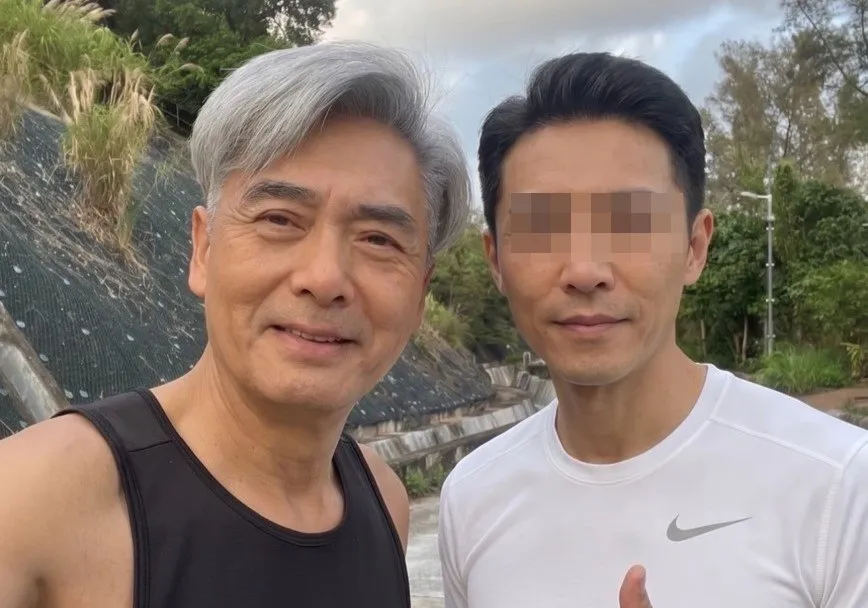 71歲周潤發山上晨跑被捕獲！頂銀髮親民自拍　網誇：越老越帥