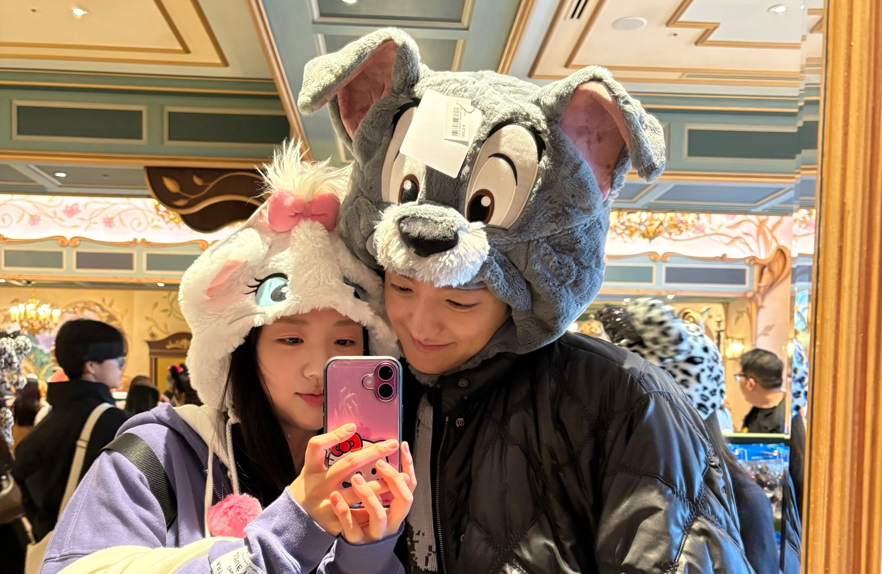 池睿恩(左)將在12月12日VATA生日當天結婚。(翻攝VATA IG)