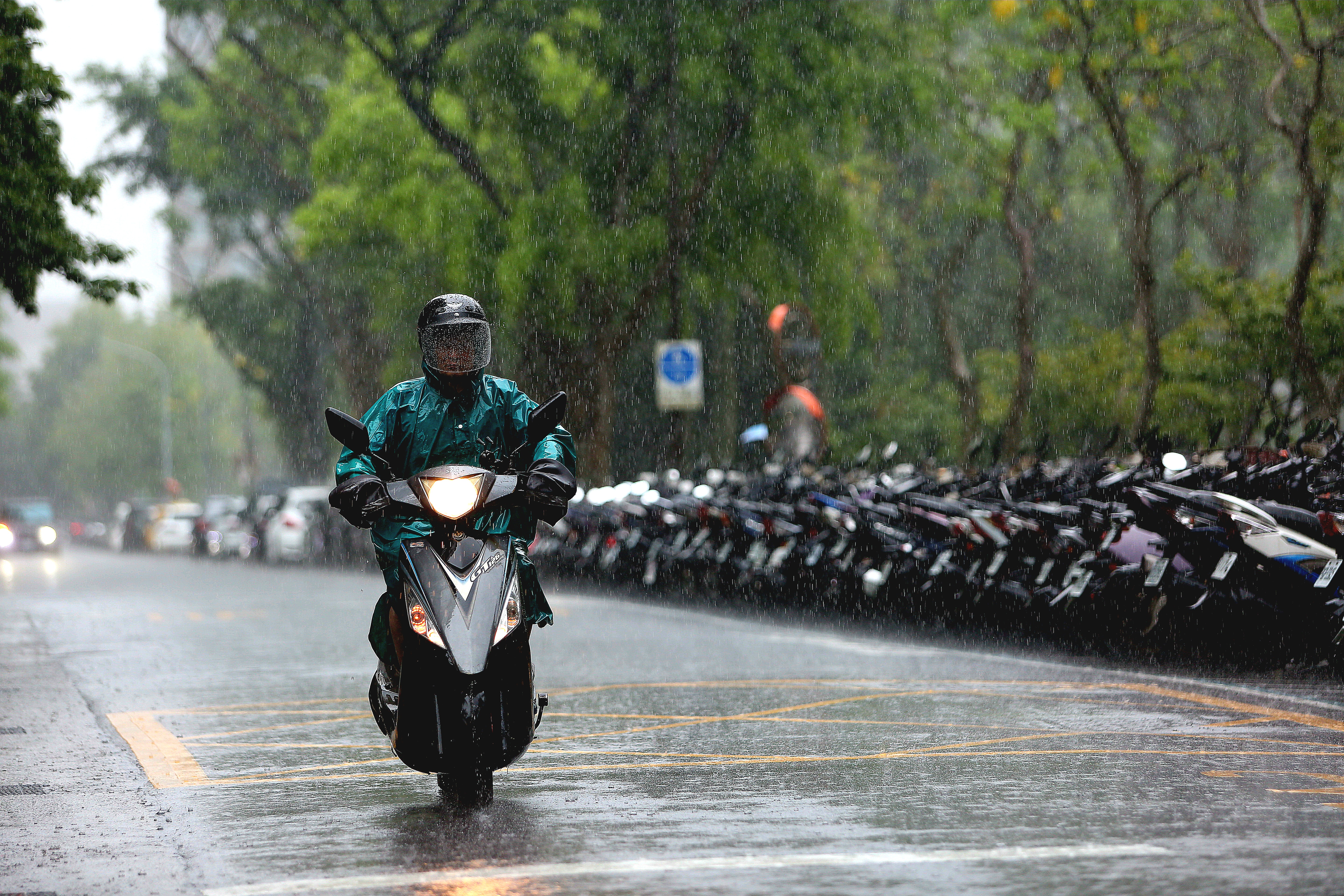 中央氣象署持續針對全台多縣市發布豪大雨特報。(鏡報姜永年)