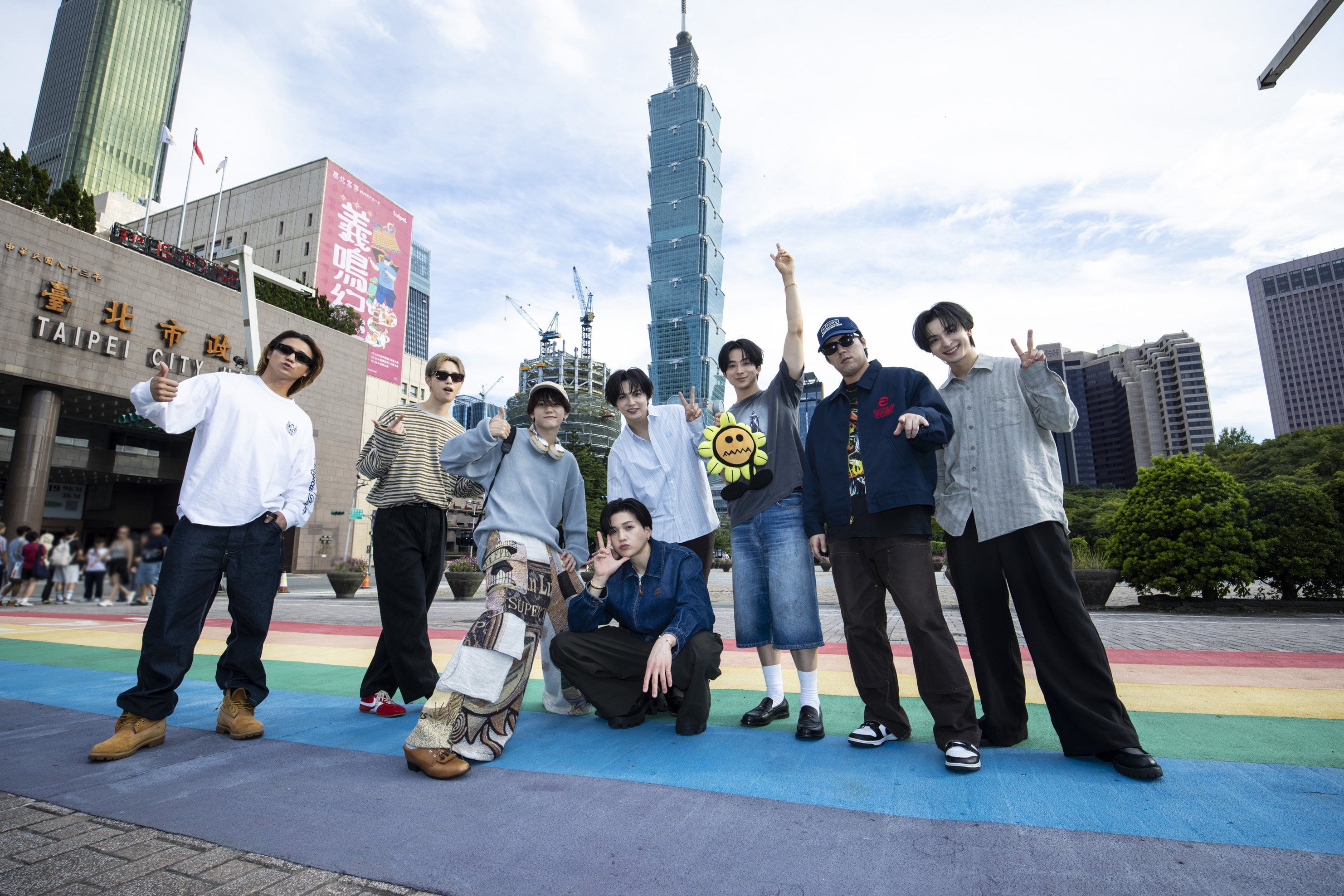 FANTASTICS抵台迫不及待留下紀念照,為明(18日)登場的《FANTASTICS LIVE 2026 in TAIPEI「放大絶」》演唱會揭開序幕。(LDH Taiwan提供)