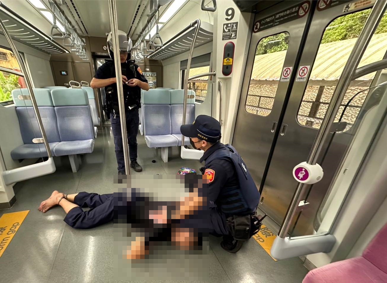 1名33歲黃姓男子疑似因原本要前往瑞芳卻搭錯車一路坐到基隆,為了強行下車而出現嚴重失序行徑。(翻攝畫面)